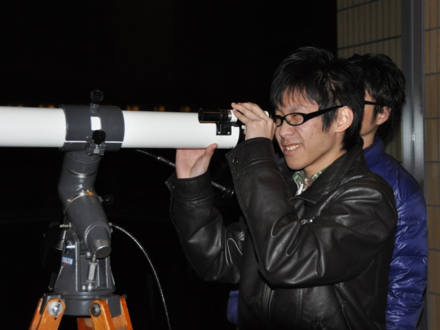 望遠鏡を覗く参加者