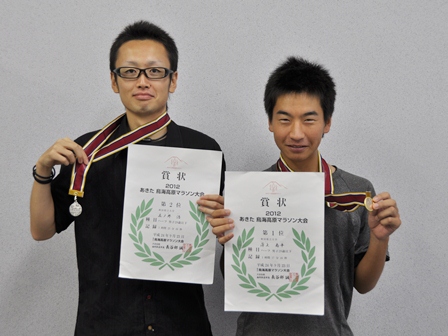 メダルを掲げる2人(左から五ノ井さん、薄上さん)