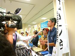 NHKのインタビューを受ける学生