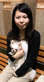 【佐藤由貴さん。社員犬“ハルくん”と】