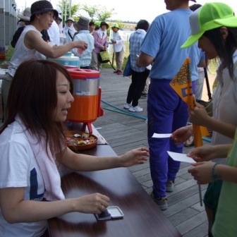 出羽鳥海2day－walkでボランティアとして運営に参加する下総さん（左）