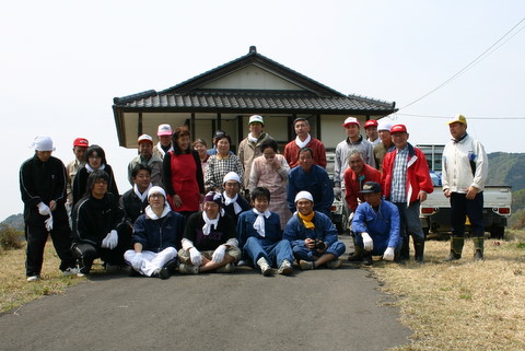 三ツ方森の山焼きにて地元の方々と記念写真