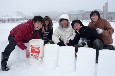 大学前の飛鳥大通り公園で行われたミニかまくらづくりにて