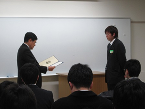 独創研究学生賞で表彰される松尾さん