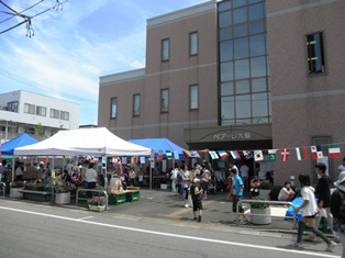 賑わいをみせる花火通り商店街