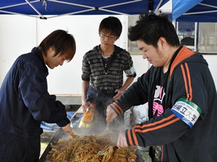 焼きそばを作る学生たち