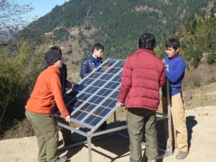 太陽光発電パネル設置作業中の学生たち