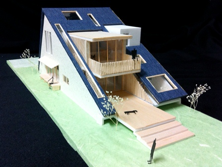石井さんの作品「大きな屋根と窓の家」(模型)