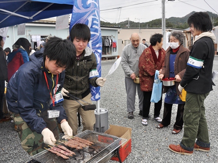 由利牛を焼く学生たち