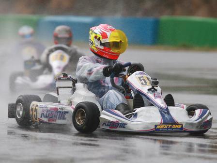 雨の中レースに挑む小林さん