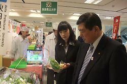 低カリウム野菜の説明を受ける石破茂氏。