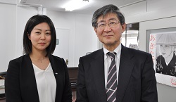 伊藤朋世さんと金田吉弘学部長